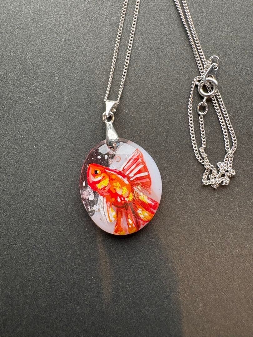 金魚デザインのペンダント