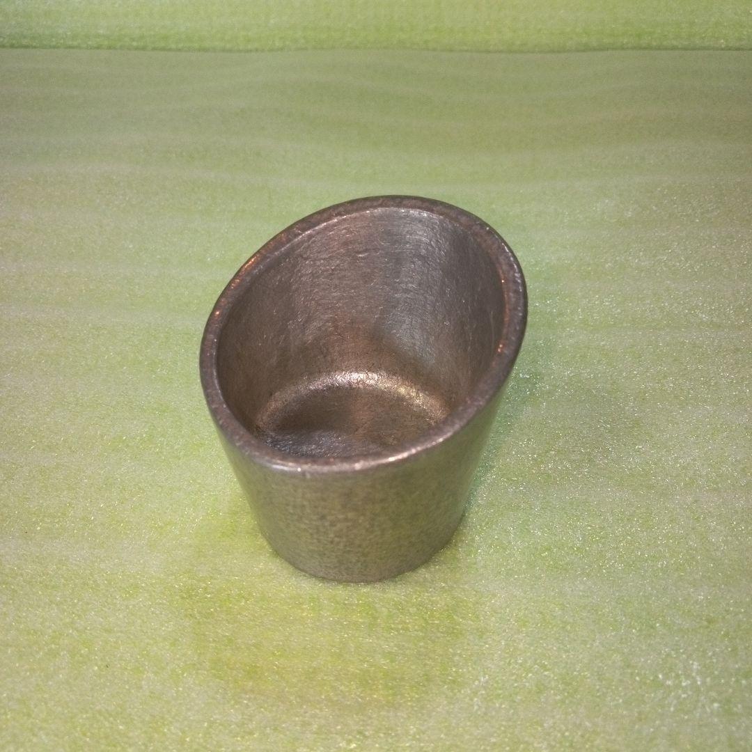 詳細不明の小物入れと思われるもの　素材不明（錫（すず）？　アルミ？　金属？）
