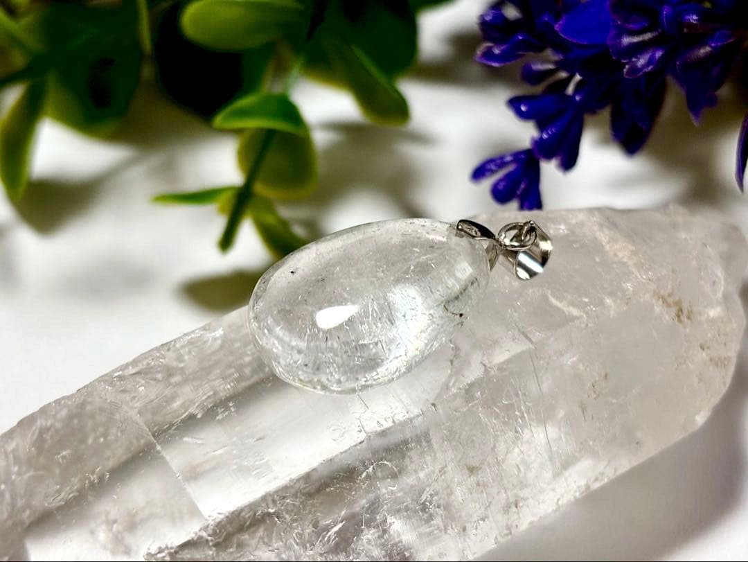究極品質　輝く未来を象徴する守護石　虹煌めく幻のロシアンパールブルートパーズPT