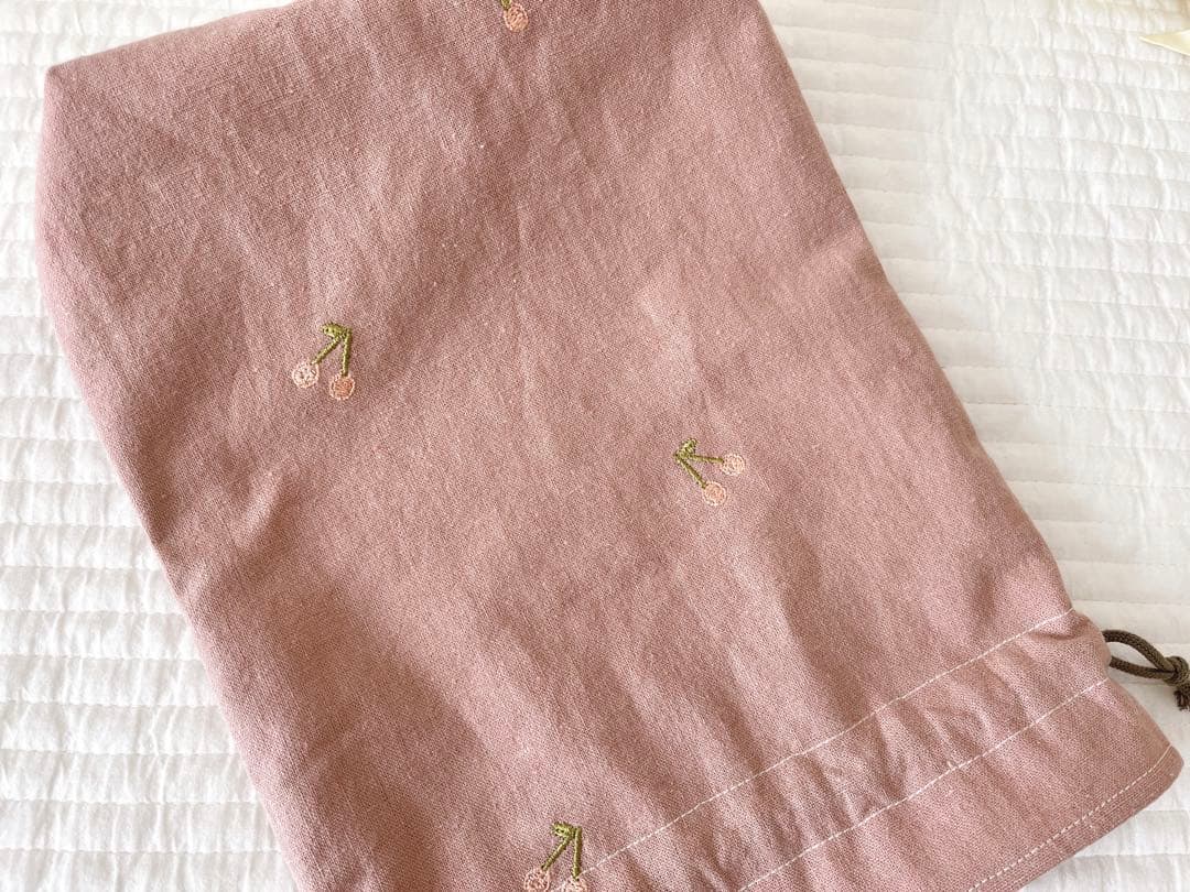 ハンドメイド✳︎ マチあり巾着　さくらんぼ刺繍　くすみピンク