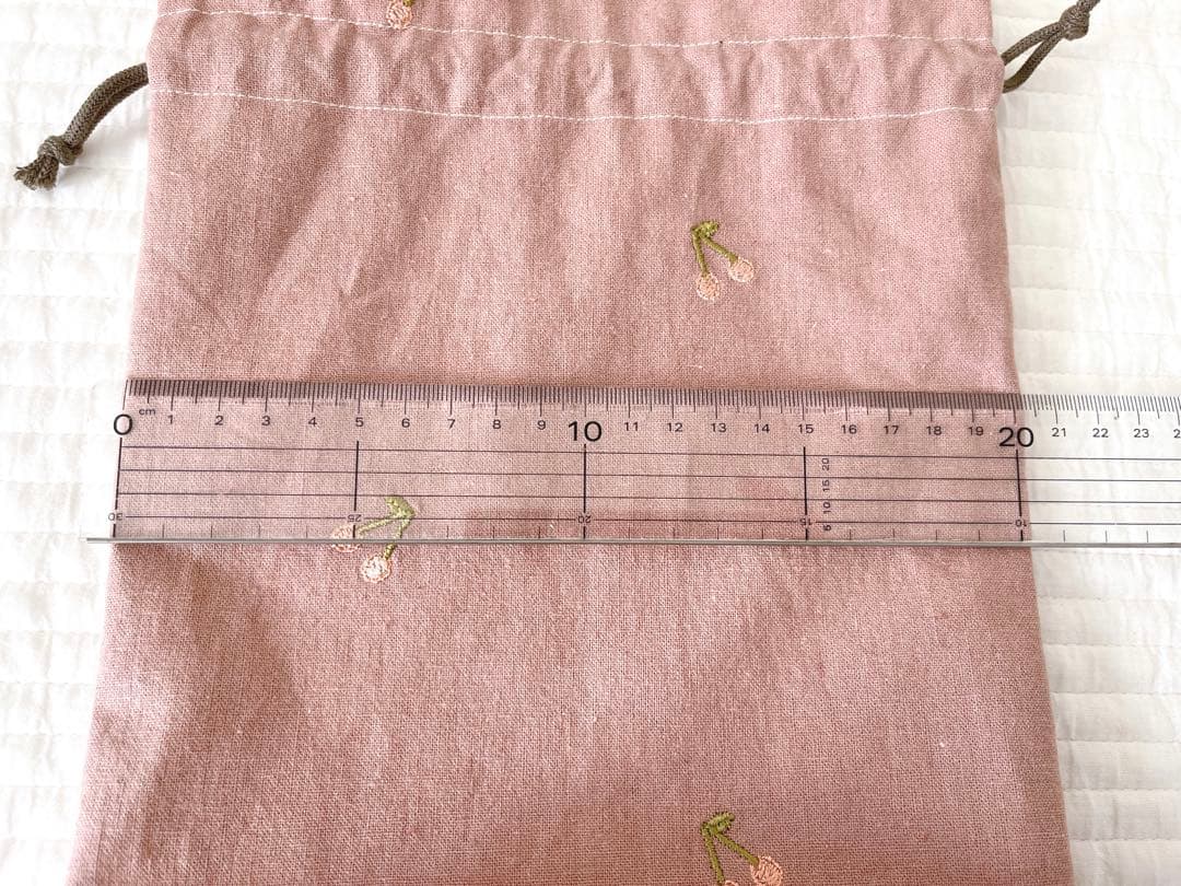 ハンドメイド✳︎ マチあり巾着　さくらんぼ刺繍　くすみピンク