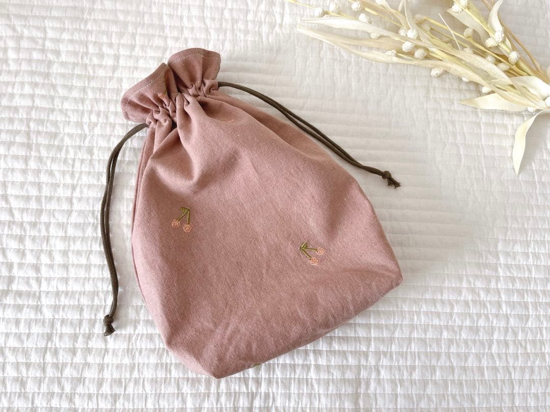ハンドメイド✳︎ マチあり巾着　さくらんぼ刺繍　くすみピンク