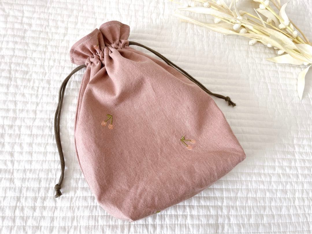 ハンドメイド✳︎ マチあり巾着　さくらんぼ刺繍　くすみピンク