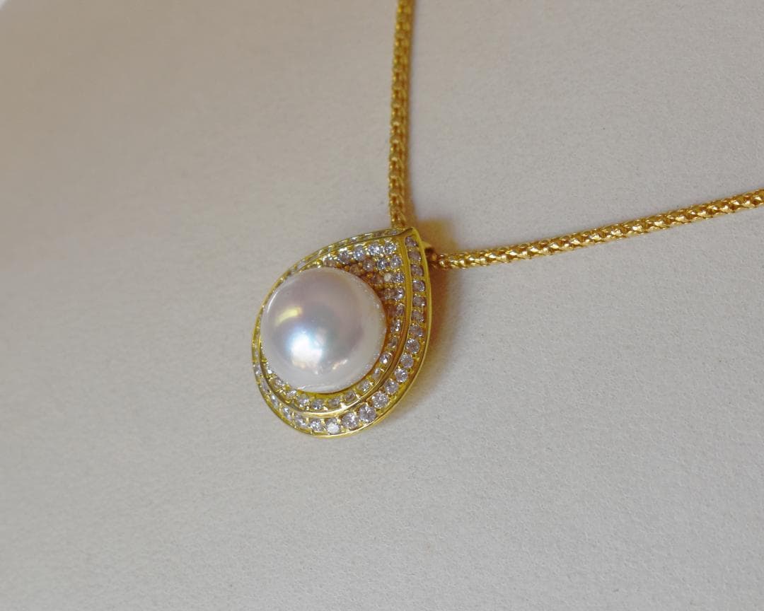 【新品】１８Ｋ　豪華なパールペンダントトップ　ダイヤ付き