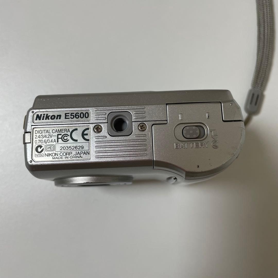 Nikon COOLPIX E5600 シルバー 動作確認済み