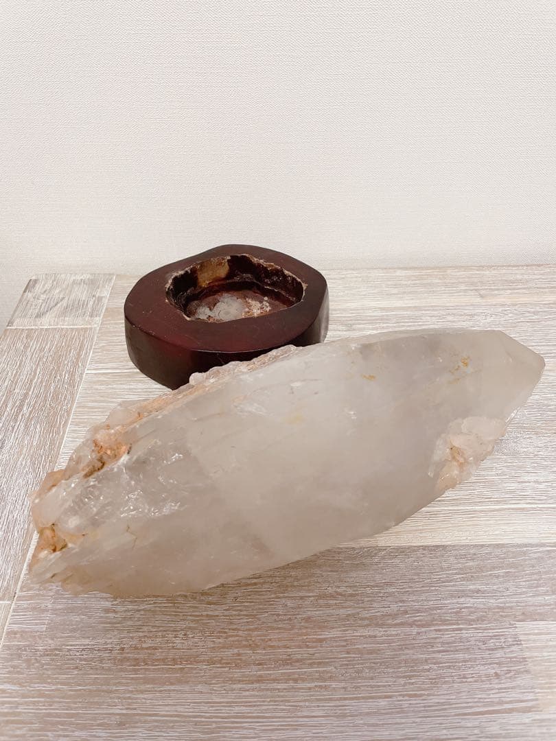 水晶　原石　5.5kg 木製台座付き