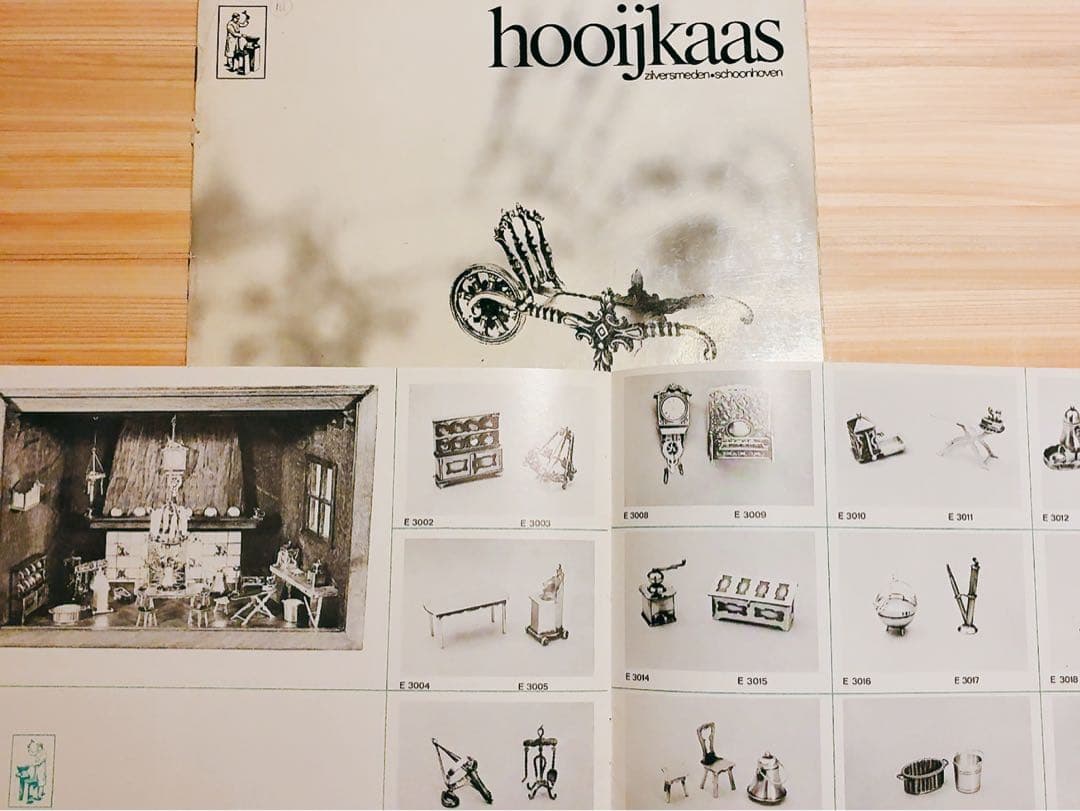 オランダHooijkaas社製、純銀835S『ミニチュア・グラインダー使う親子』