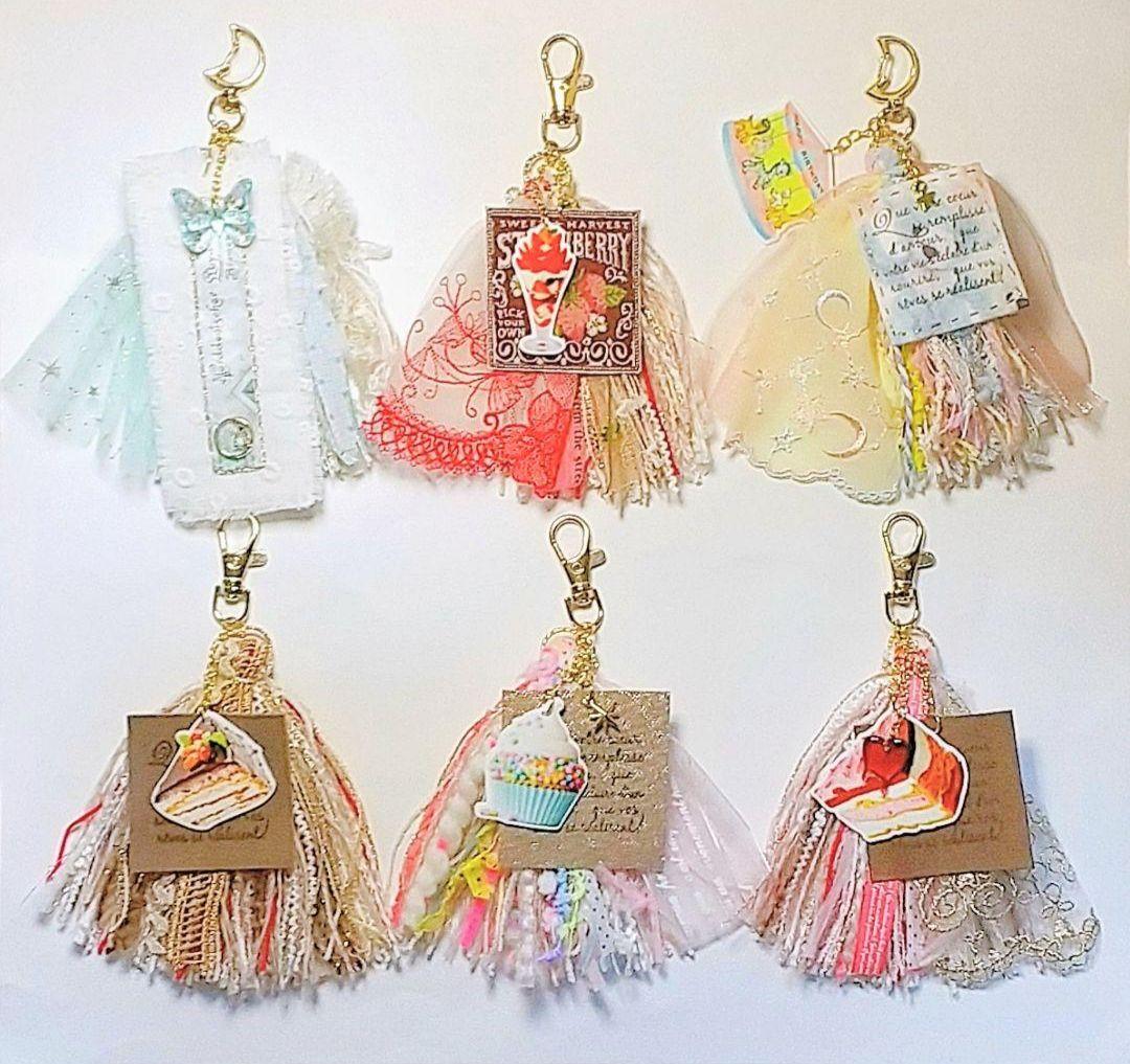 SOLD◆ハンドメイド タッセル チャーム 引き揃え糸 カフェ 蝶 革タグ 白