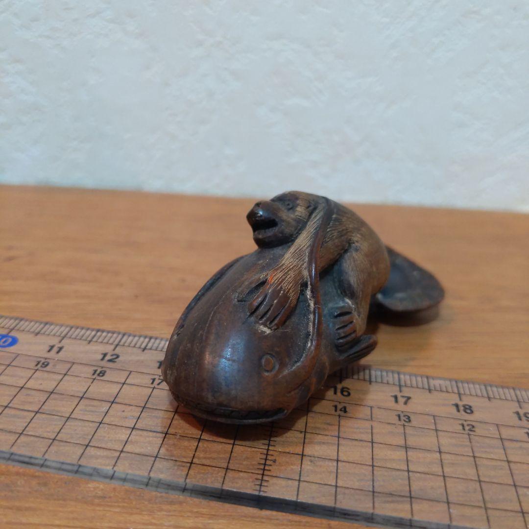 時代提物 縁起物根付 木彫 在銘【大鯰を押さえつける猿】長約7.2cm 重29ｇ