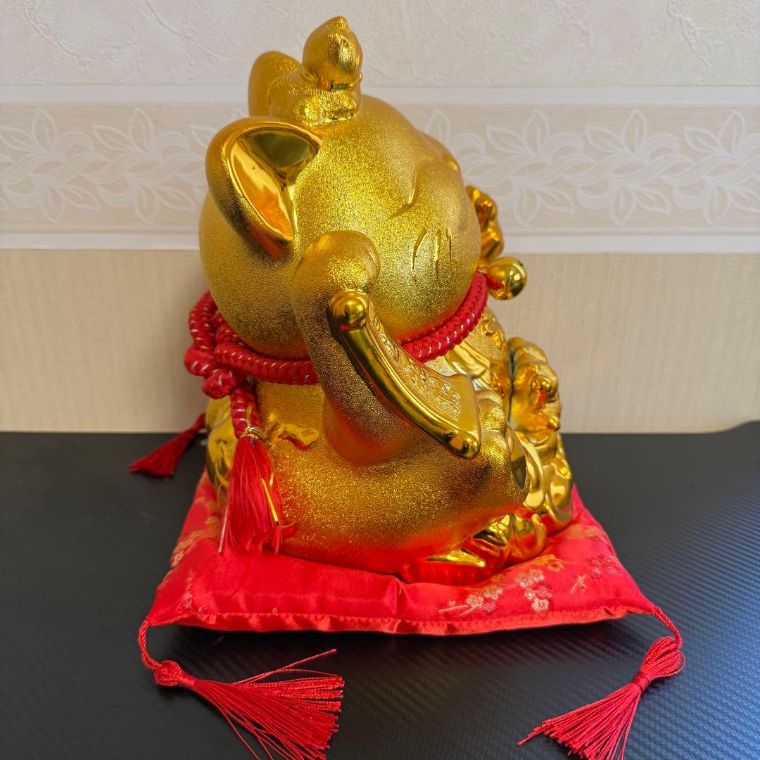 【金色の招き猫・貯金箱タイプ】 家内安全／招財／赤座布団付き