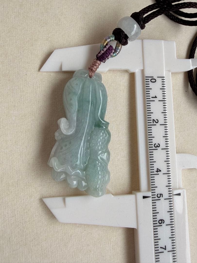【天然翡翠 白菜ペンダント 手編み紐付き】サイズ：約49×24×11mm