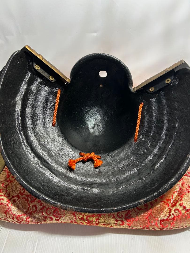 時代物 金属製 兜飾り 重量約9kg 座布団付 古美術