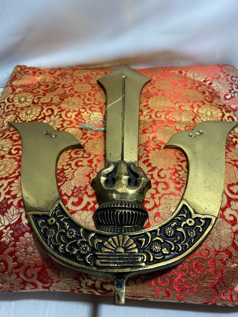 時代物 金属製 兜飾り 重量約9kg 座布団付 古美術