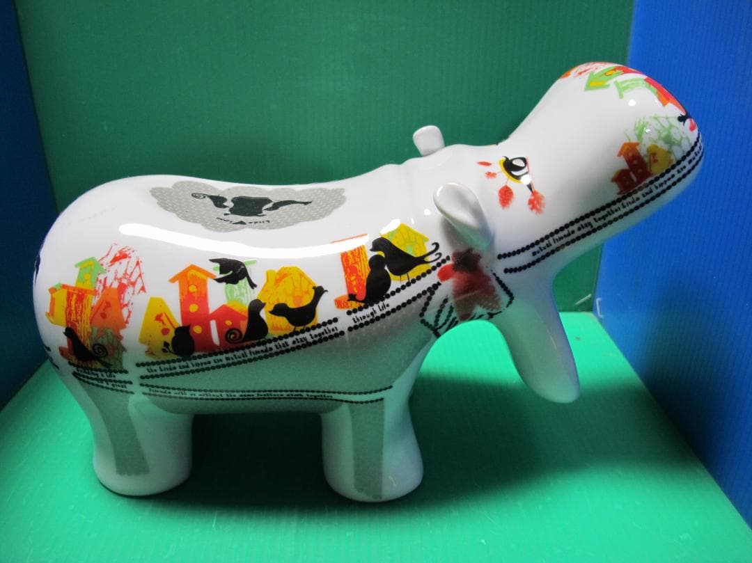 カラフルな陶器製カバの置物