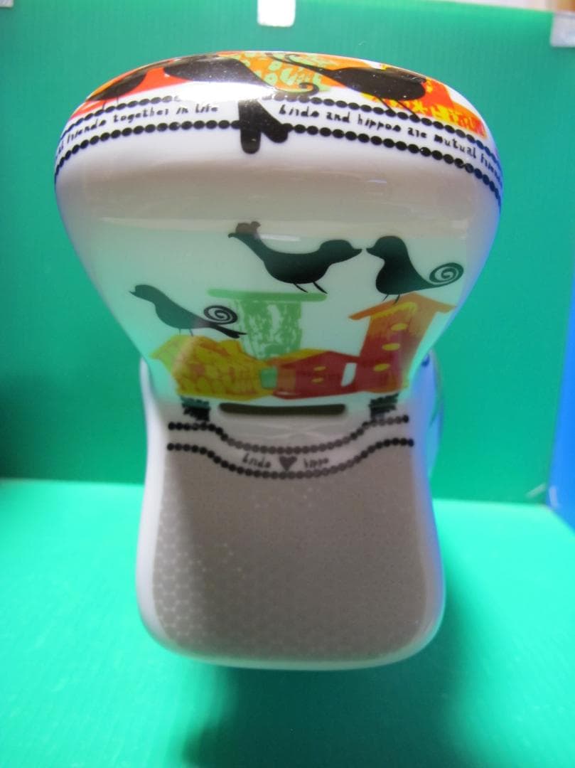 カラフルな陶器製カバの置物