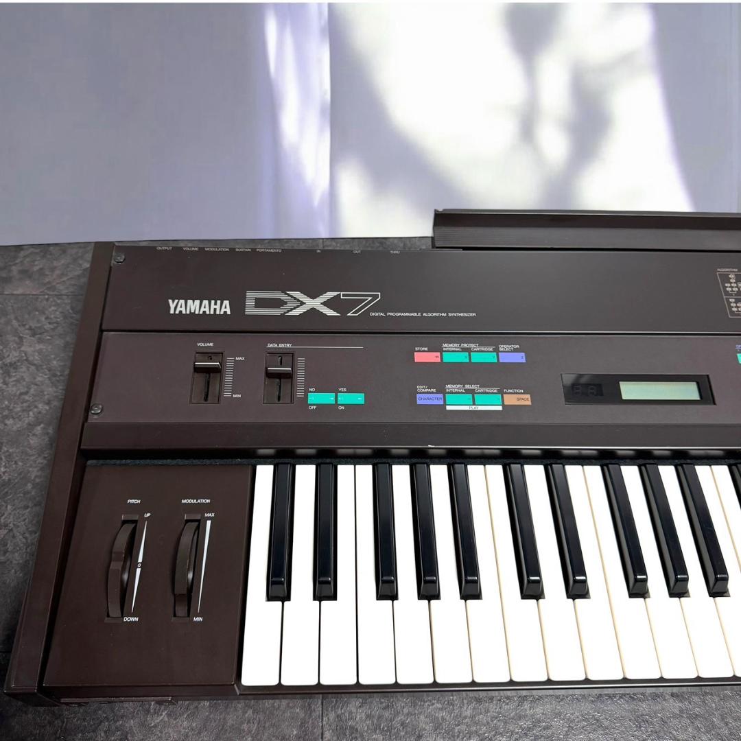 ☆美品 ヤマハ DX7 61鍵 デジタルシンセサイザー 譜面台 説明書付き