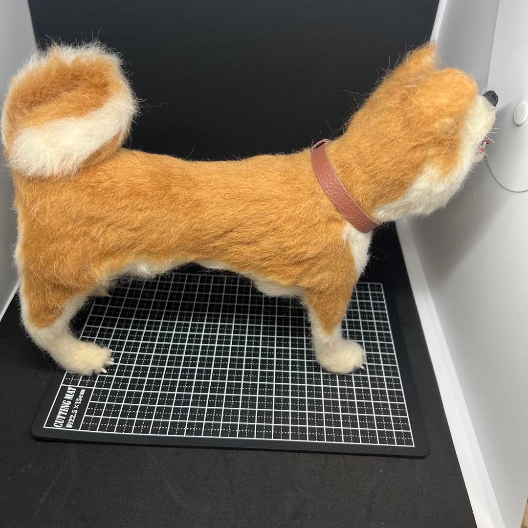 羊毛フェルト犬 秋田犬　　首輪付き　置物