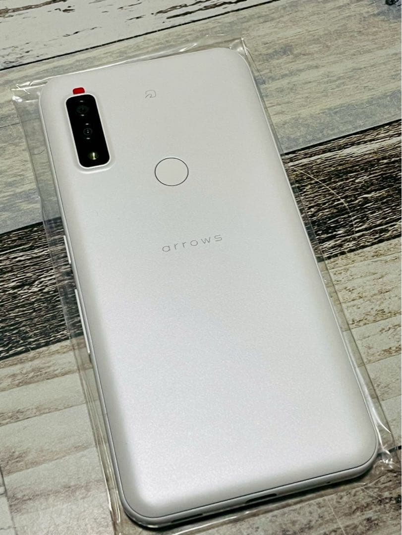 arrows スマートフォン 本体 ホワイト 新品未使用　We FCG01