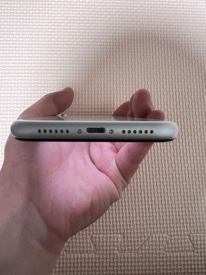 美品 iPhone XR 64GB 本体 ホワイト AU