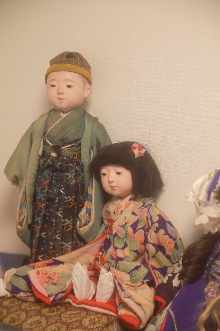 伝統的な市松人形 多色の花柄着物　難あり