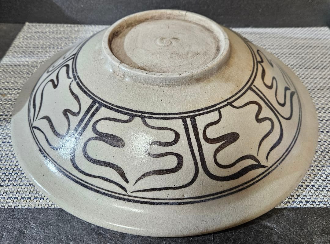 【東南アジア古陶磁器】時代古作品　安南系　黒呉須　魚に唐草文　31.7cm大鉢