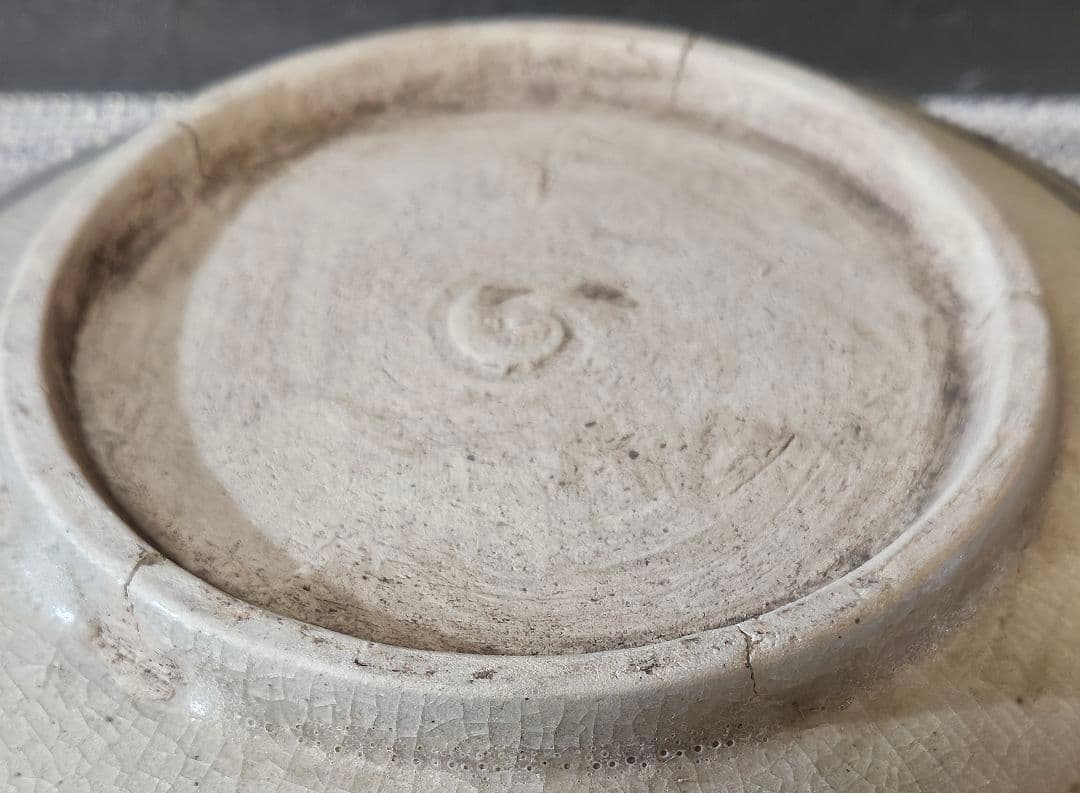 【東南アジア古陶磁器】時代古作品　安南系　黒呉須　魚に唐草文　31.7cm大鉢