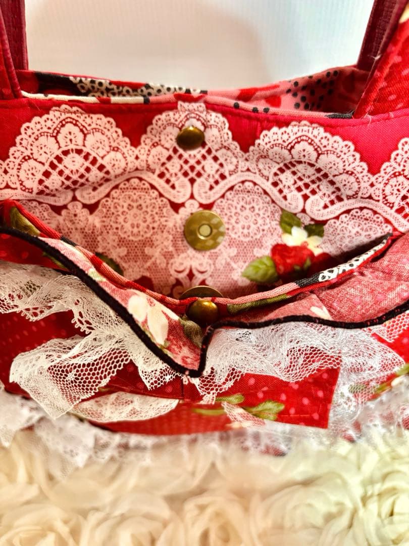 コヤンイサムチョン　いちご生地フリル仲良しネコちゃん❣️コロリンバッグ