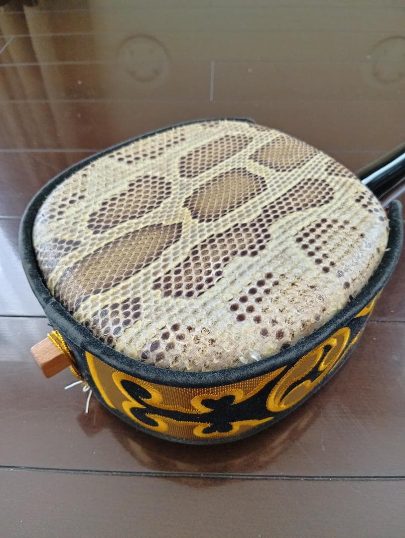 【中古・美品】沖縄 三線 本革 本蛇皮 和楽器 ハードケース＋付属品付