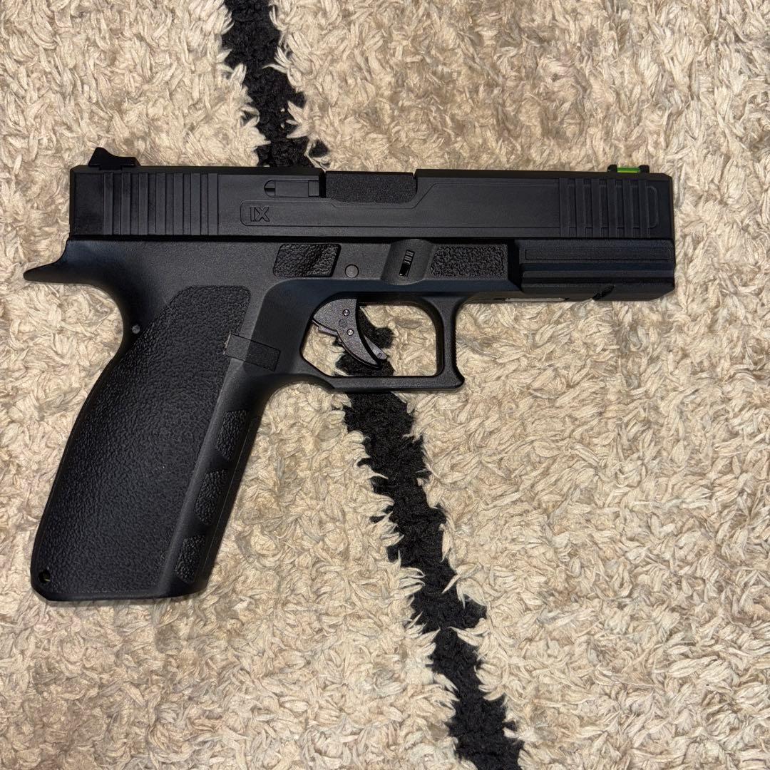 Carbon8 STRIKER-9s BK CO2+予備マガジン1個
