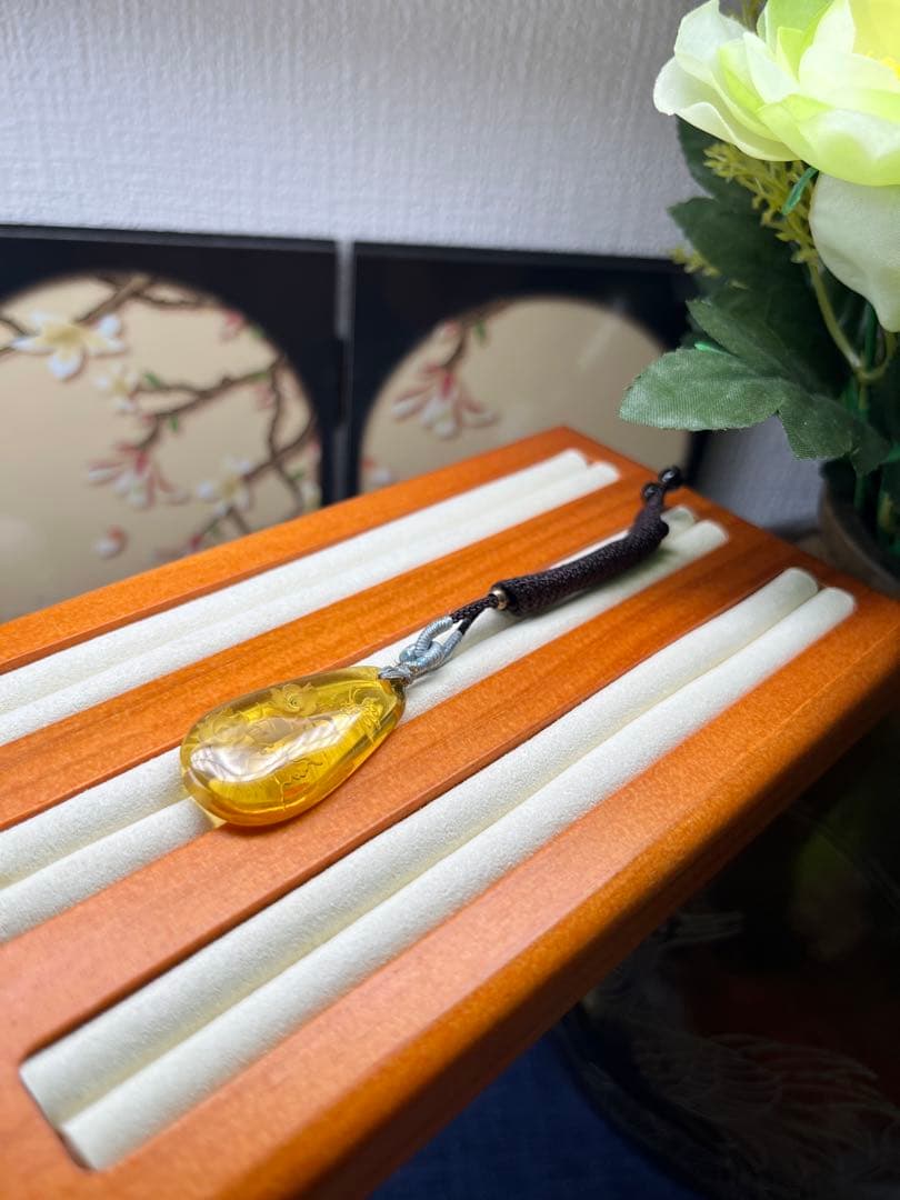 極上品‼️高浄度❗️天然ゴールデンアンバー　有名な『裏彫り』蝶恋花ネックレス