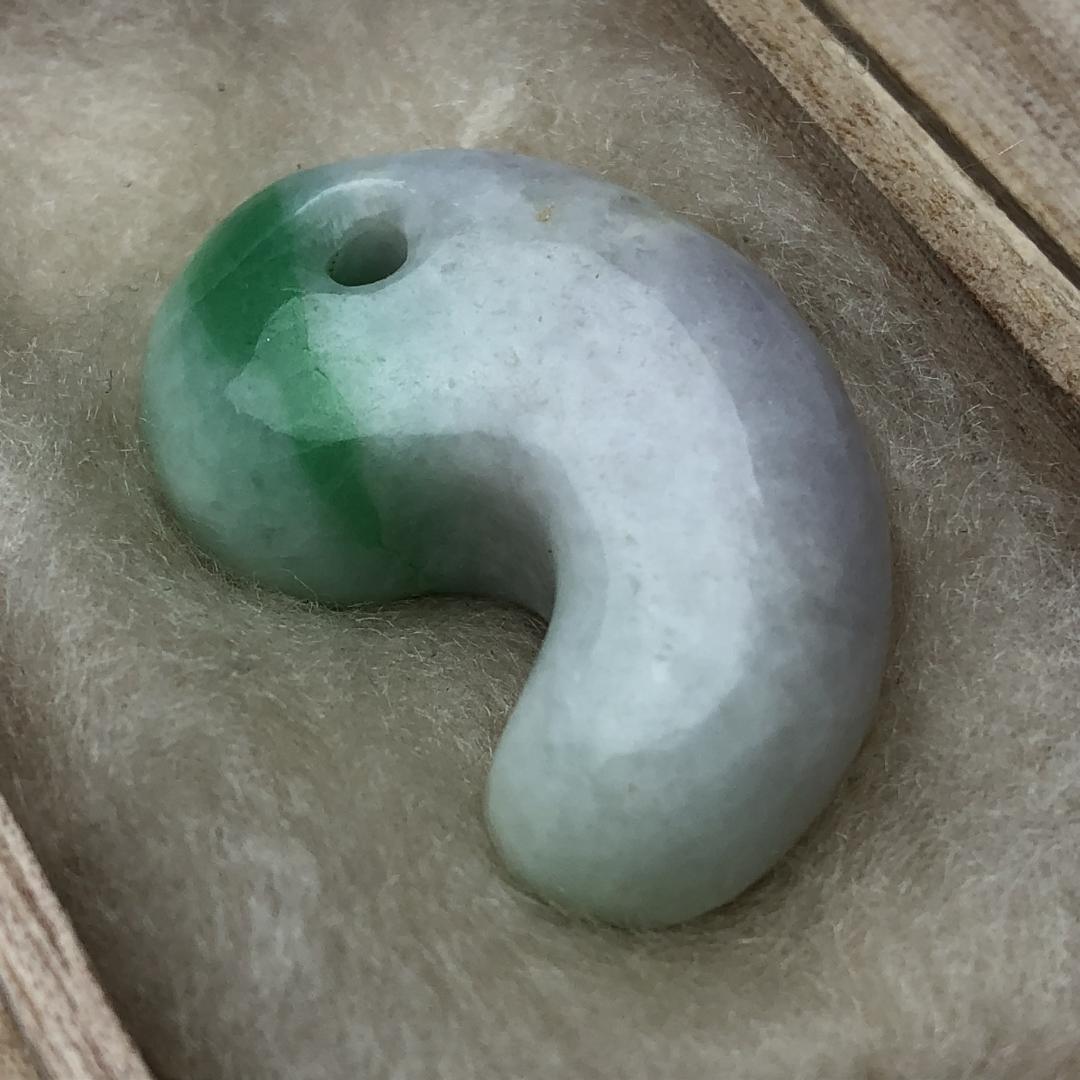 勾玉　翡翠 糸魚川翡翠｜光を宿す守護石・お守りに　共箱