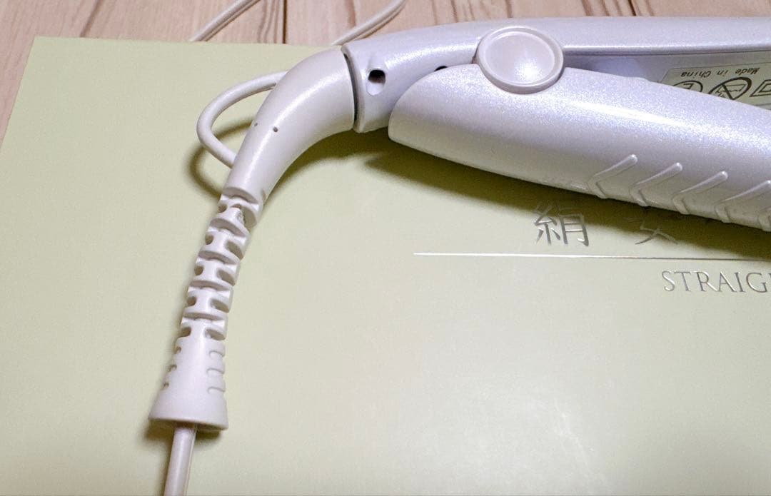 【ジャンク品】 KINUIJO ストレートアイロン ホワイト