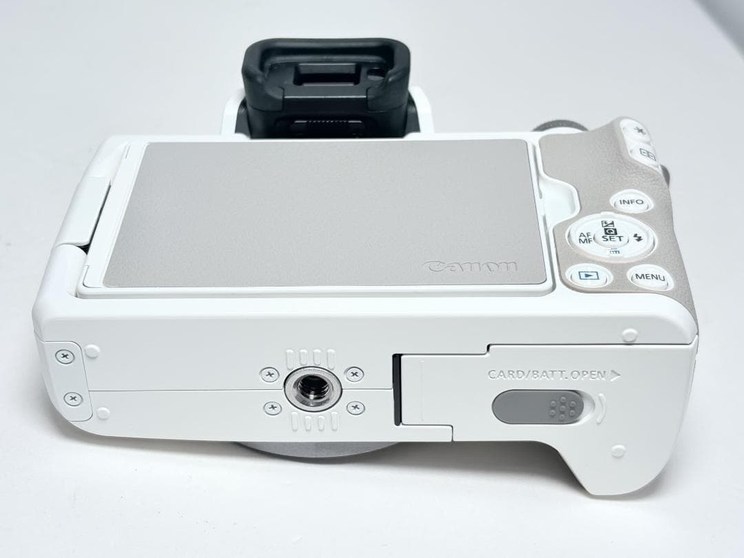 新品級 キヤノン EOS Kiss M2 ボディ ホワイト