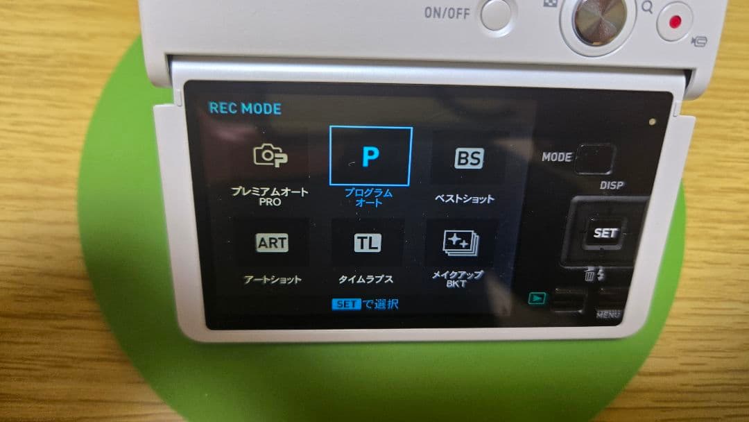 カシオ自撮り１０倍ズームコンデジ　　WiFi搭載