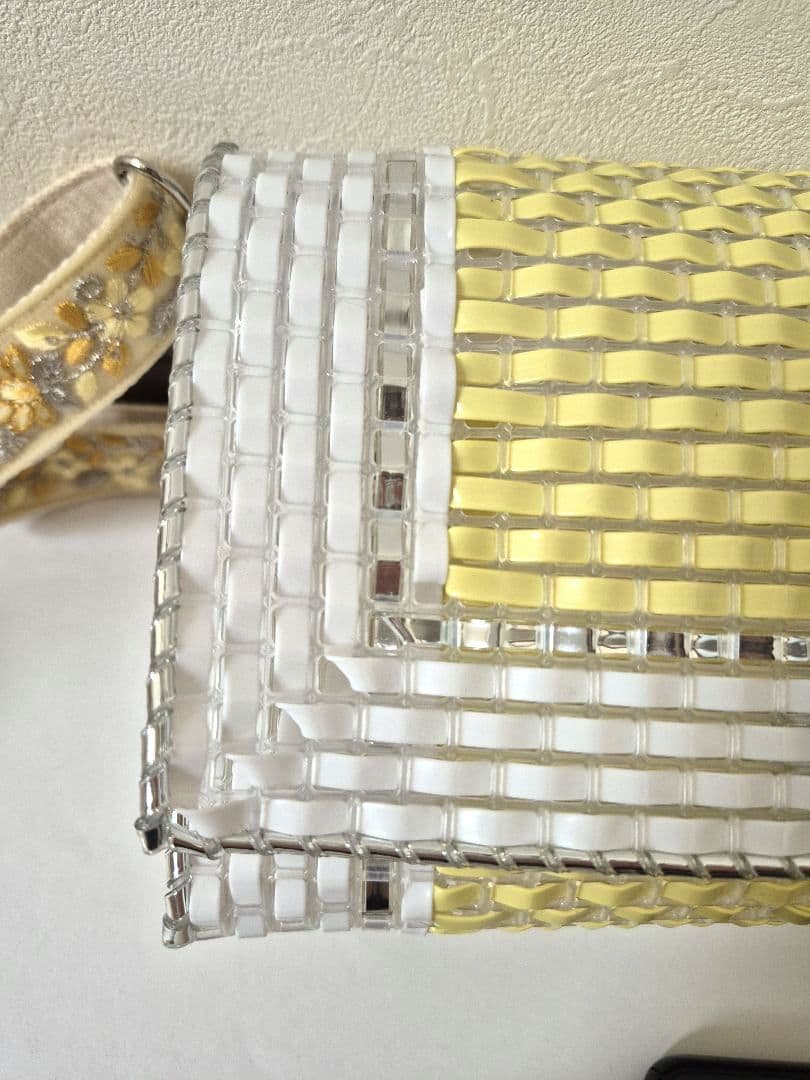 ハンドメイド　ショルダーカゴバッグ白　インド刺繍リボンのショルダーストラップ付き