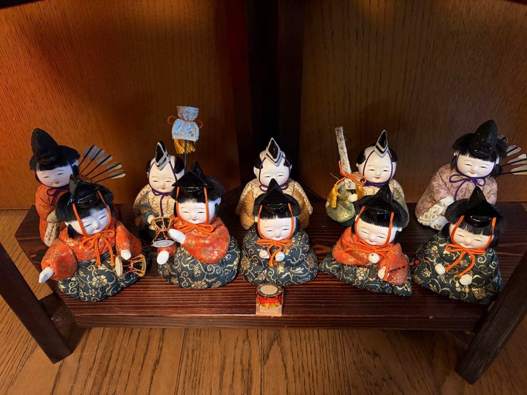 特注の雛壇の木目込み雛