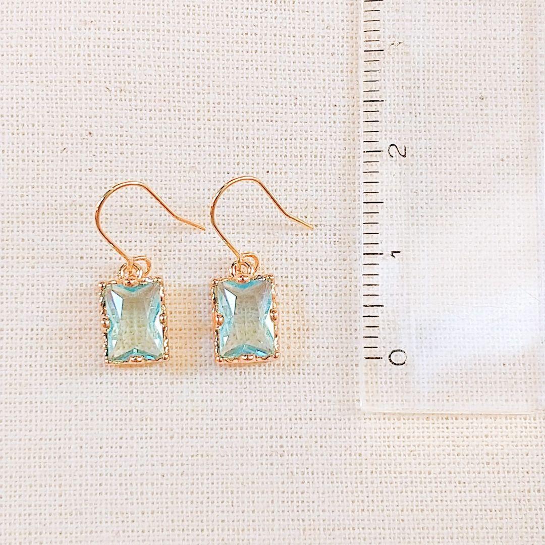SOLD◆ハンドメイド ガラスピアス シンプル 小ぶり アイスブルー スクエア