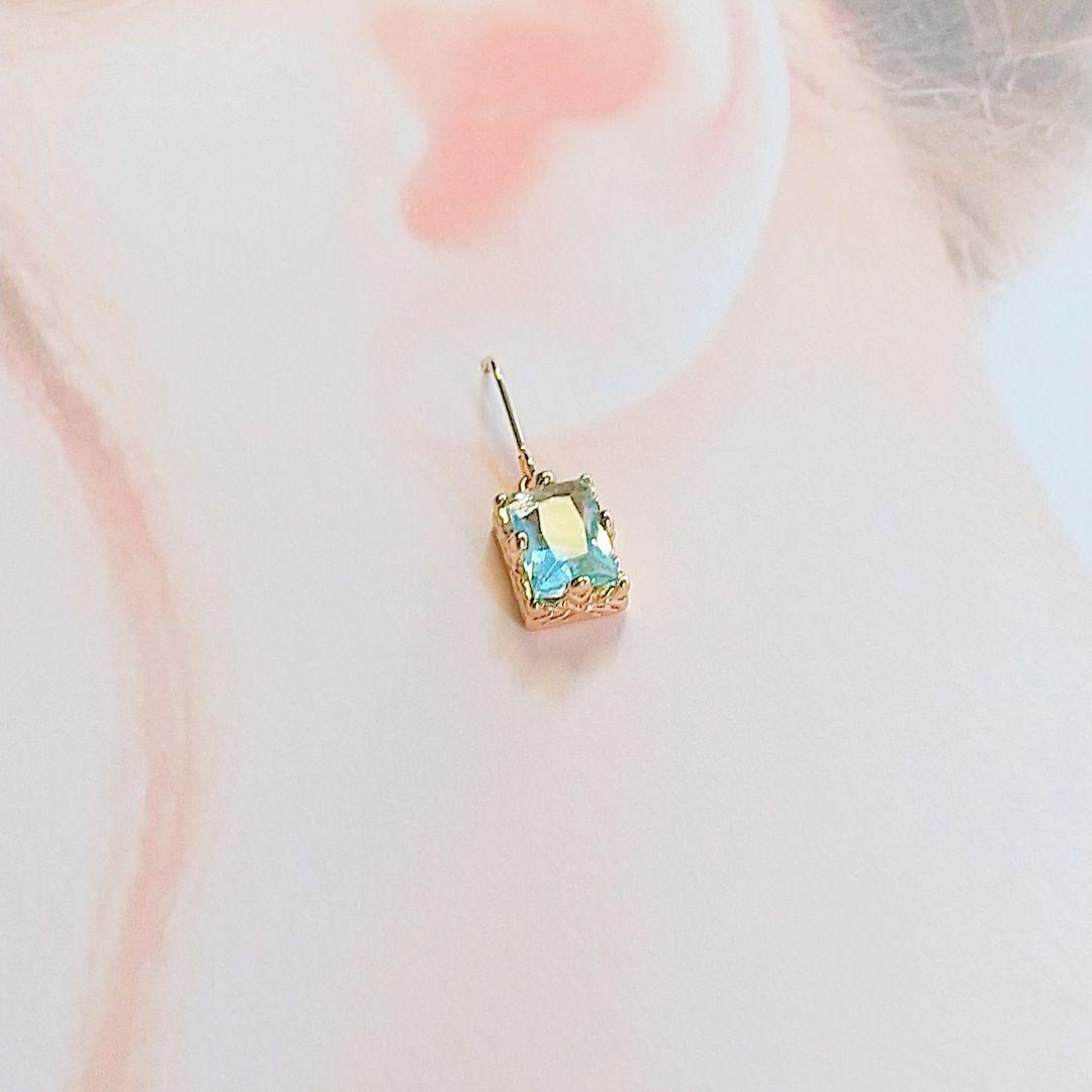 SOLD◆ハンドメイド ガラスピアス シンプル 小ぶり アイスブルー スクエア