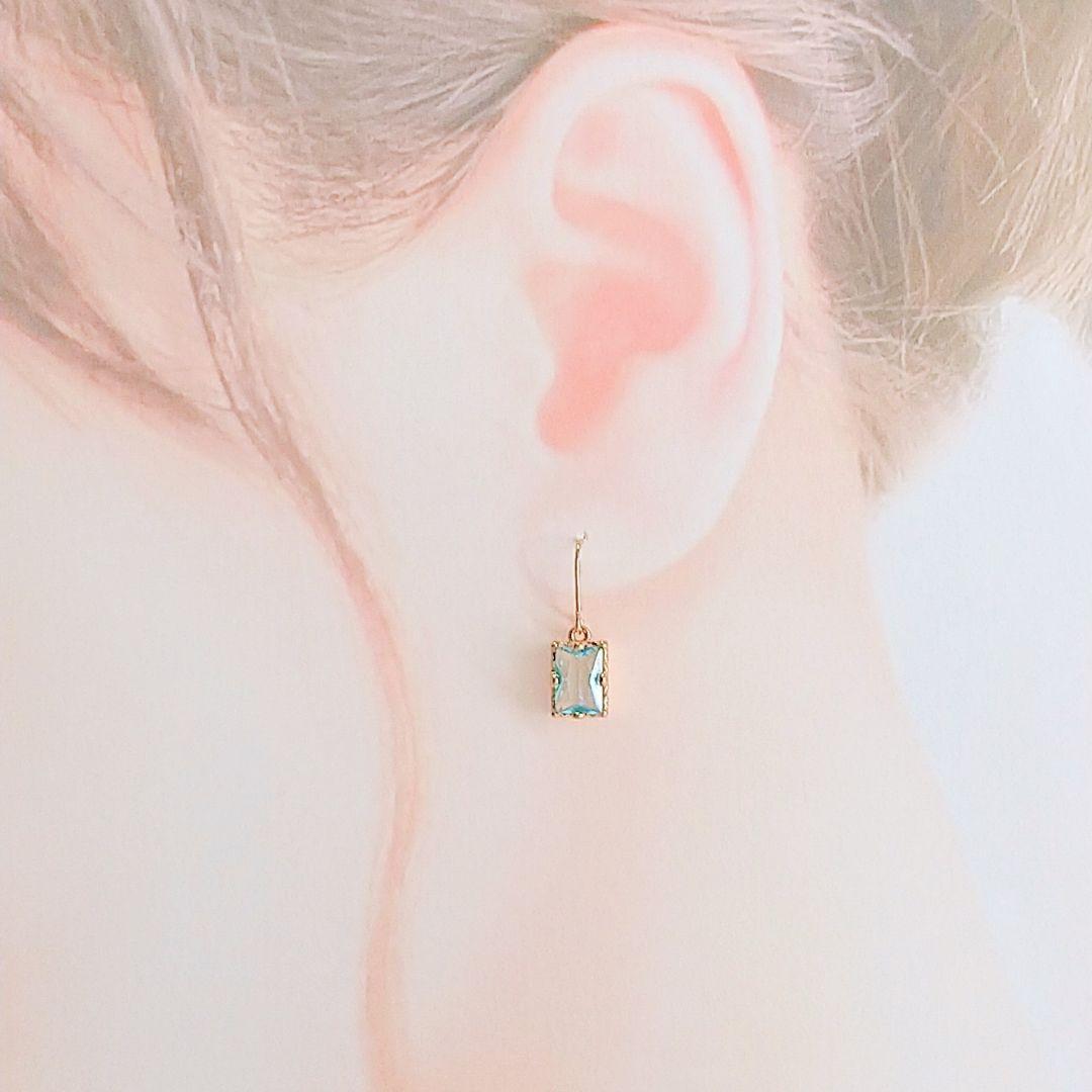 SOLD◆ハンドメイド ガラスピアス シンプル 小ぶり アイスブルー スクエア