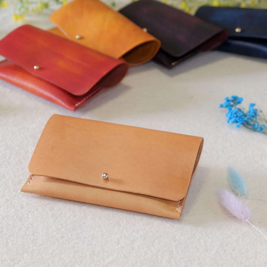 ハンドメイド　手染め　手縫い　自家製オイルレザーのティッシュケース　ナチュラル