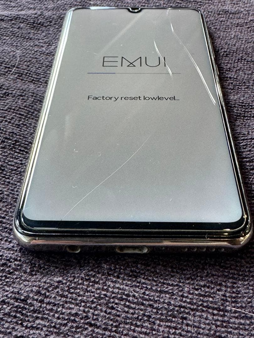 HUAWEI トリプルカメラ ホワイト スマートフォン本体