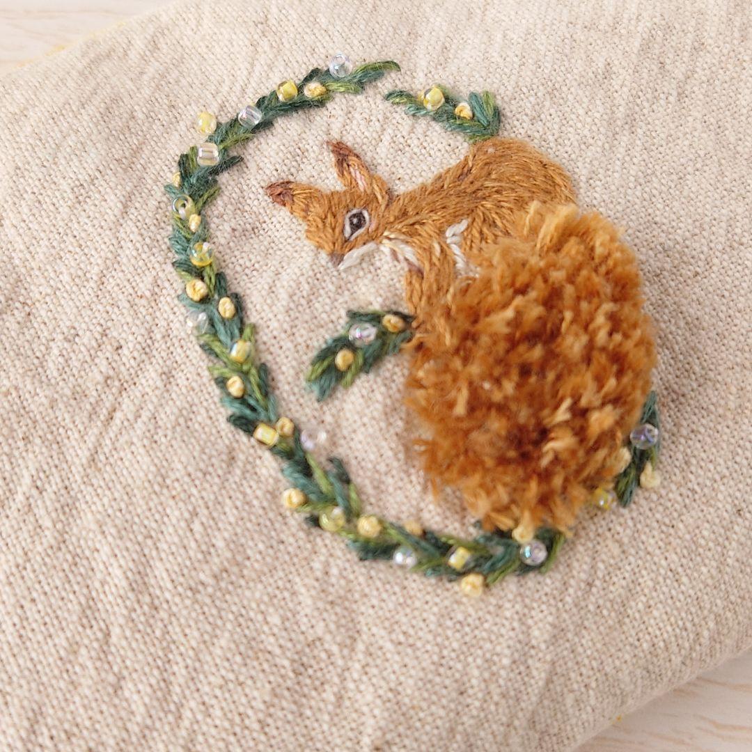 手刺繍入あずき/小豆のアイピロー【りすとフラワーアーチ】