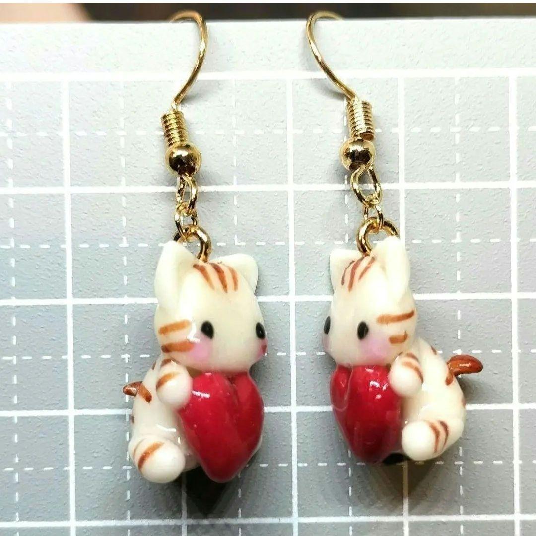 ハートをぎゅっと！にゃんこピアス（白シマ）