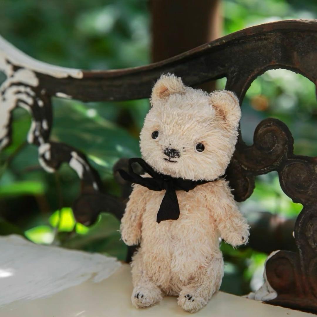 大人しい熊ちゃん アーティストベア 海外作家様 ハンドメイド テディベア 置物