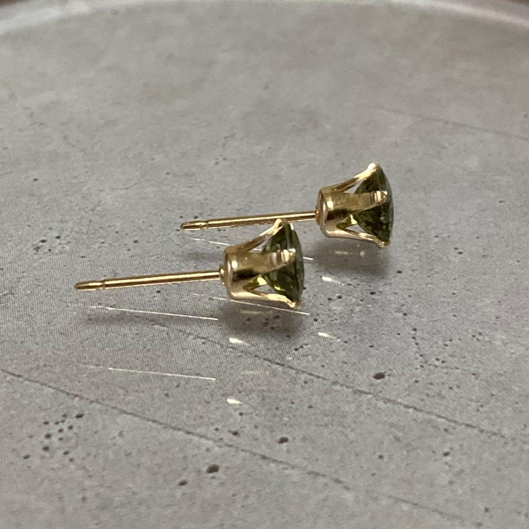 【月夜の雫様】天然石 希少 モルダバイト スタッドピアス 5mm 14kgf①