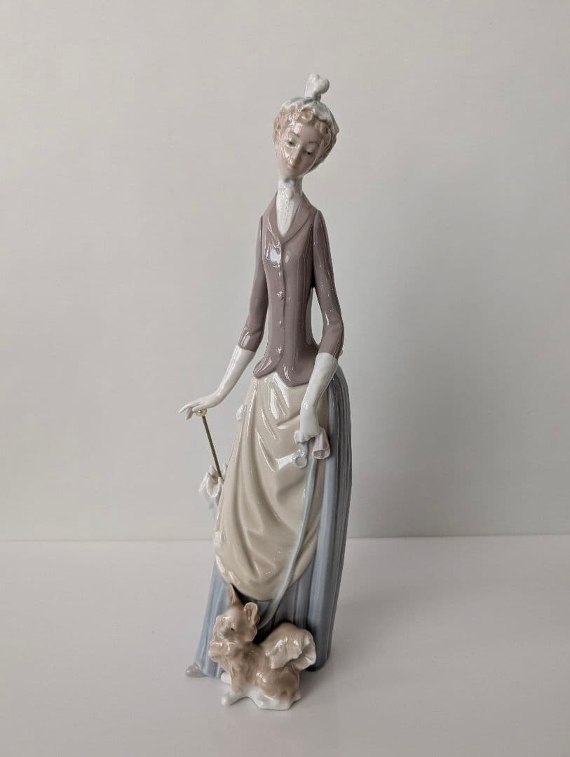 【絶版　大型　】リヤドロ　LLADRO 『犬を連れた婦人』フィギュリン　置物