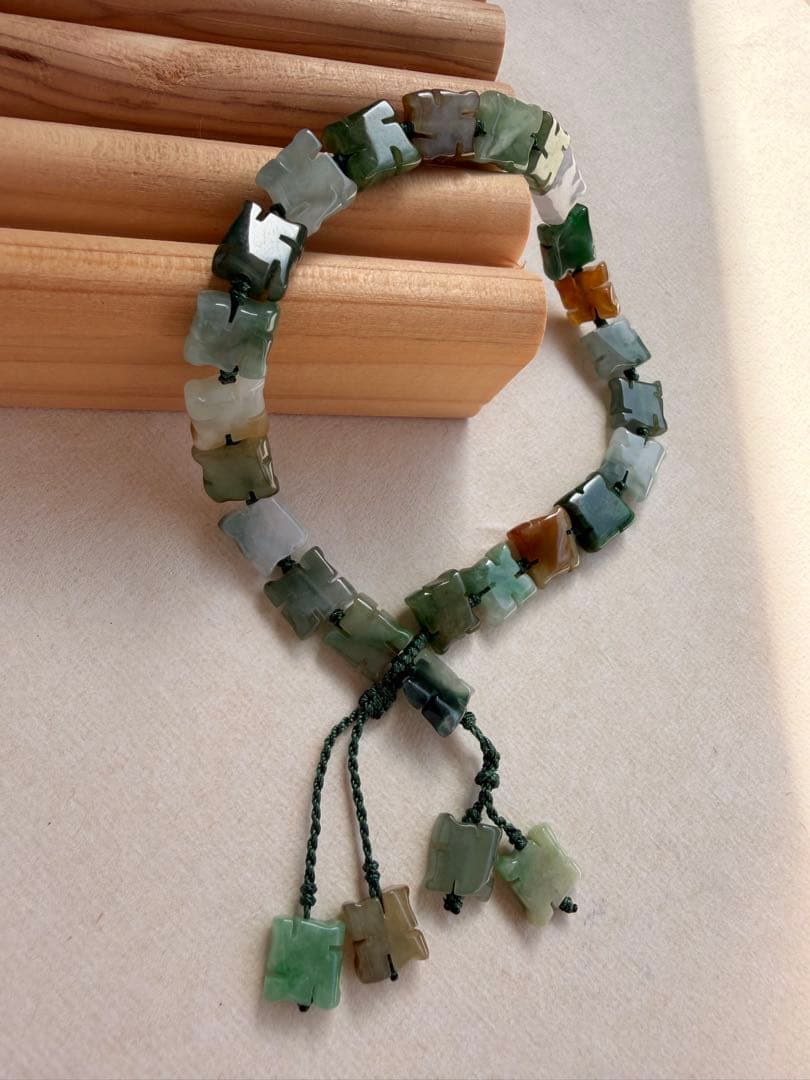 天然翡翠・三彩 万字彫りブレスレット（ハンドメイド）✨✨