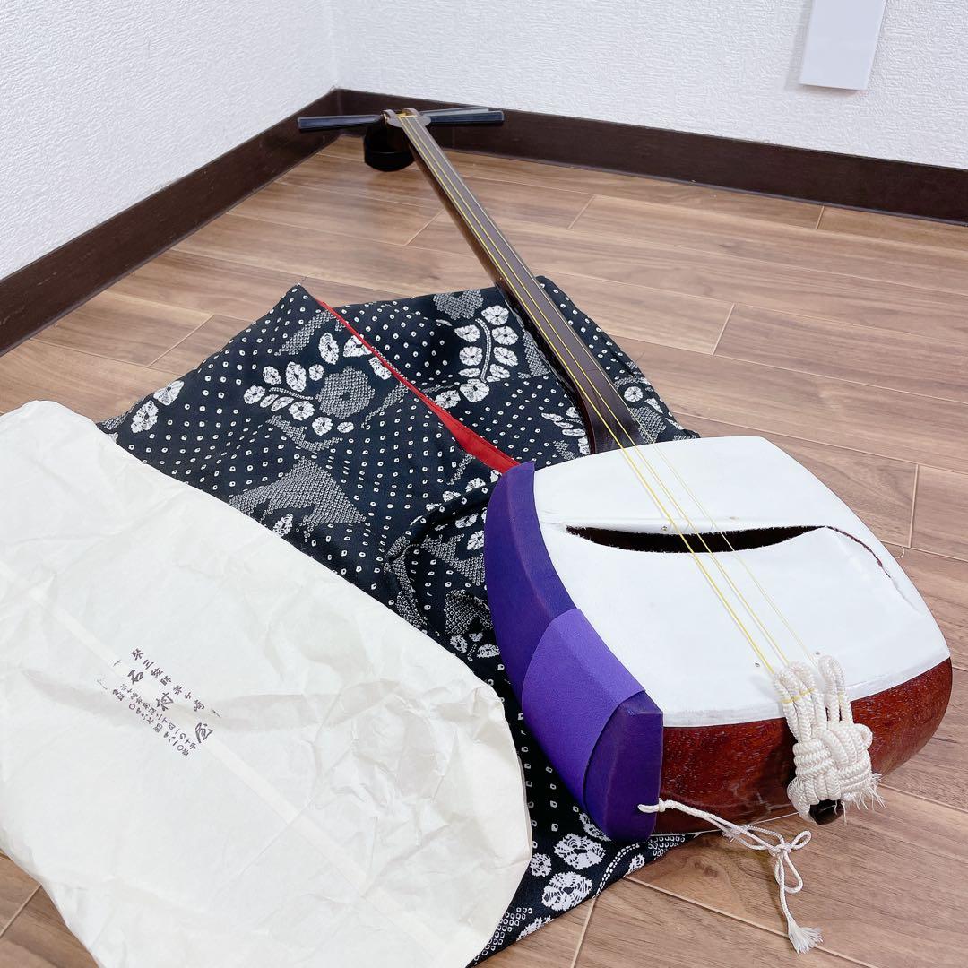 三味線 金ほぞ ２枚溝 細棹 紅木 犬皮綾杉彫　鳩胸