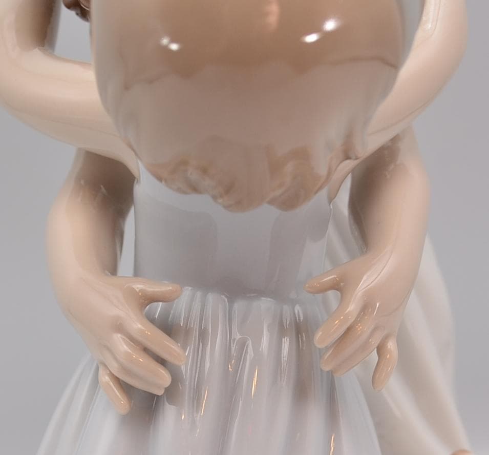 ハグして　＃8046　★リヤドロ　スペイン　ポーセリン　光沢仕上げ　美品　セール