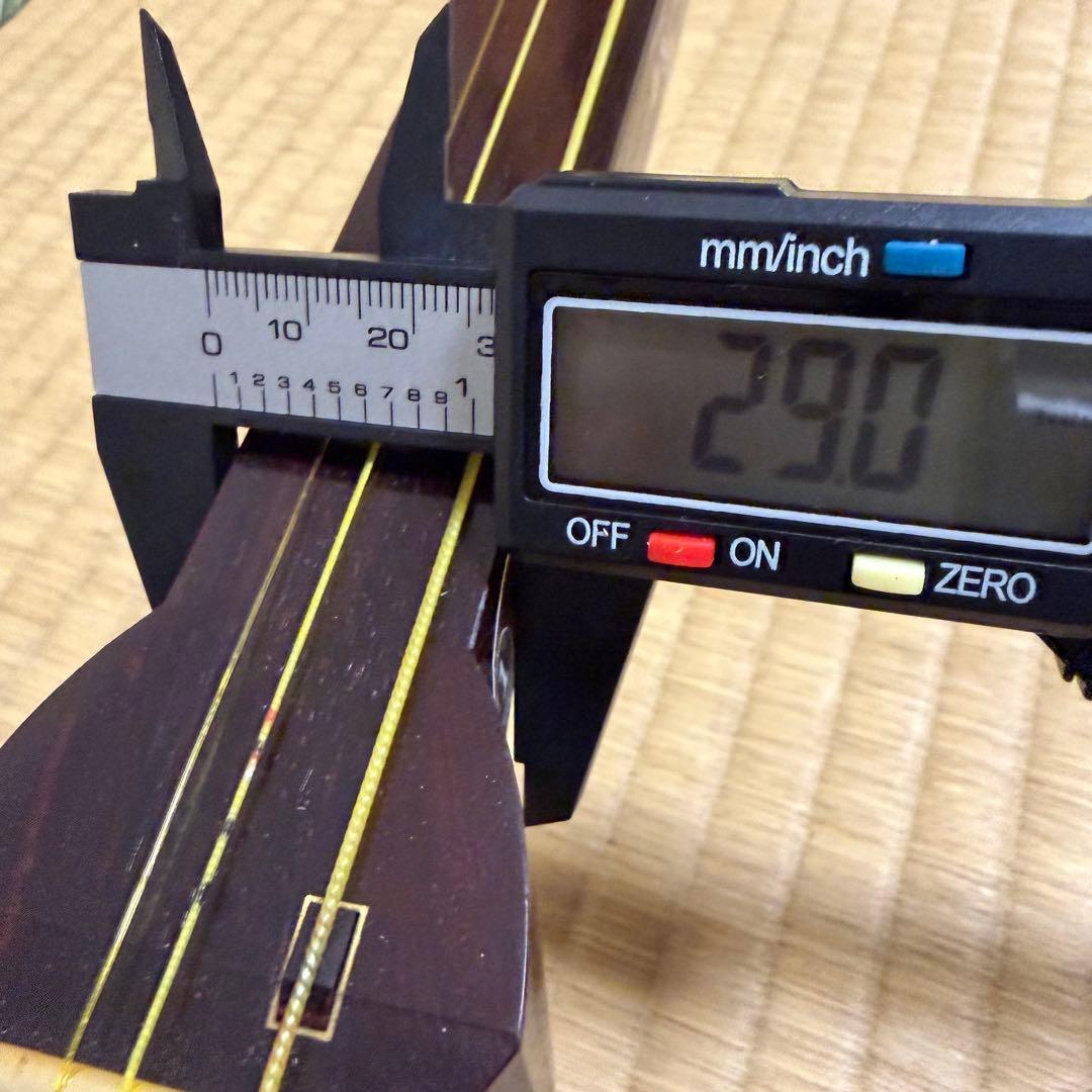 美品　津軽三味線　紅木 東さわり付 棹2.9mm 犬皮 三分割 竜胆金具　ケース